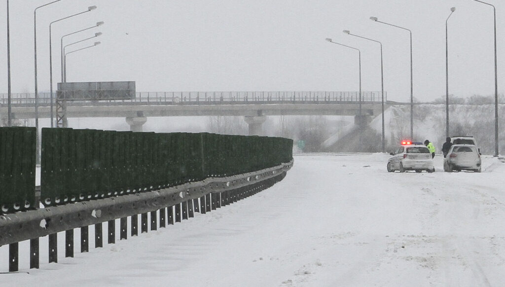 Alertă INFOTRAFIC: Ceață densă și drumuri de iarnă pe mai multe autostrăzi din România