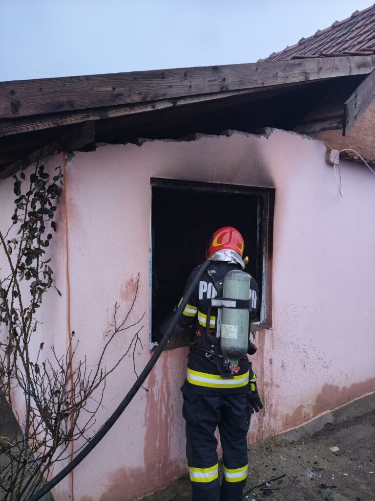 Tragedie la Ostrovu Mare: o persoană și-a pierdut viața într-un incendiu provocat de jarul din sobă