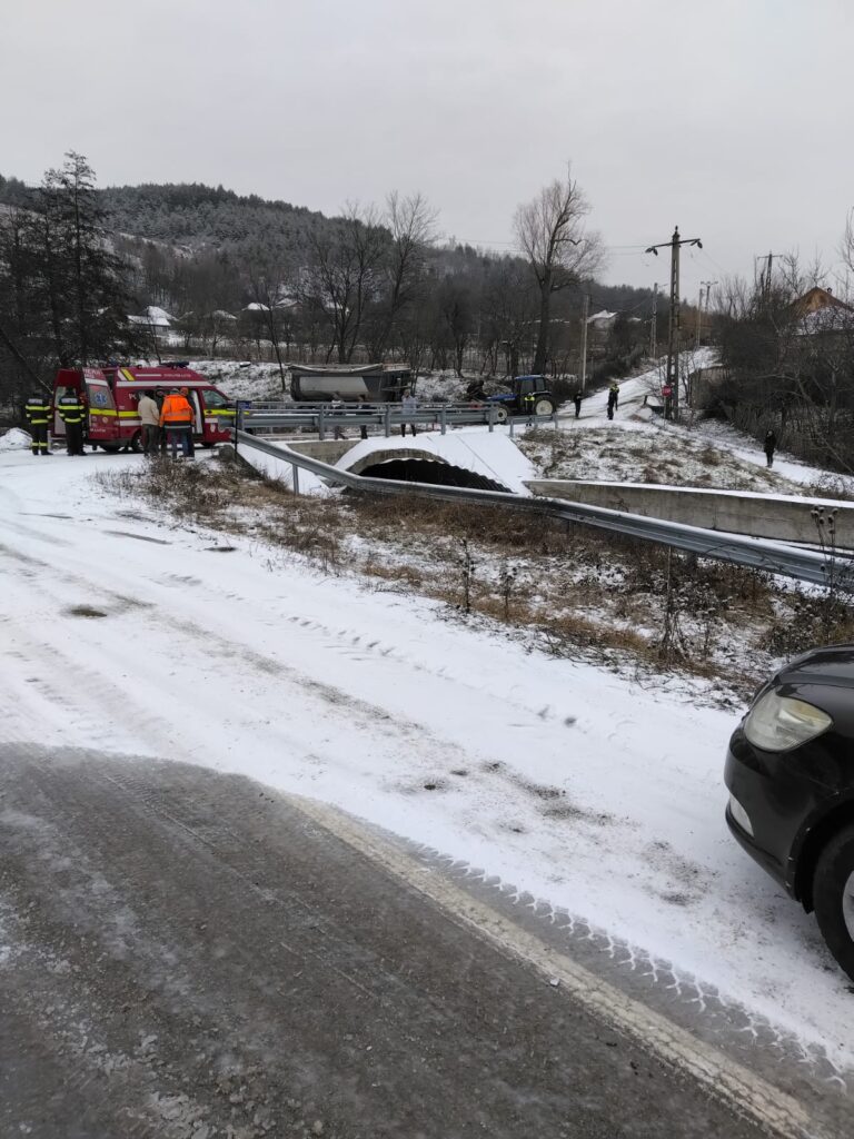 Gorj: Accident grav în timpul deszăpezirii, în comuna Mușetești: un bărbat a ajuns la spital