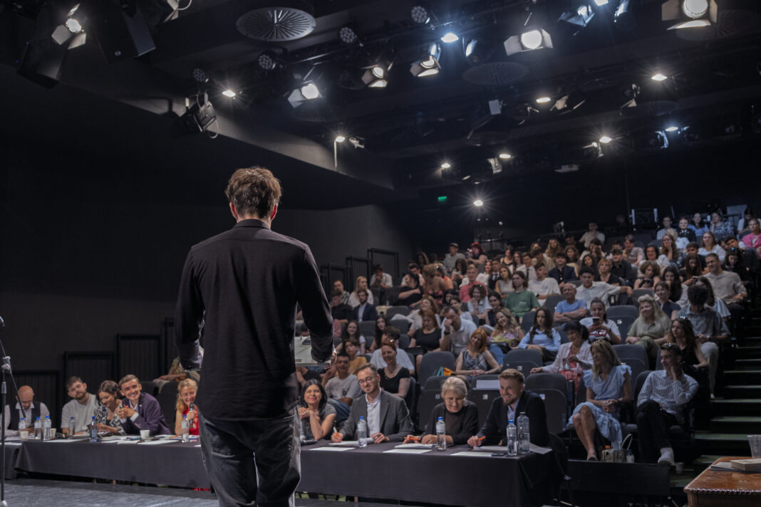 Concurs național de discursuri publice dedicat elevilor care vor să își facă vocea auzită