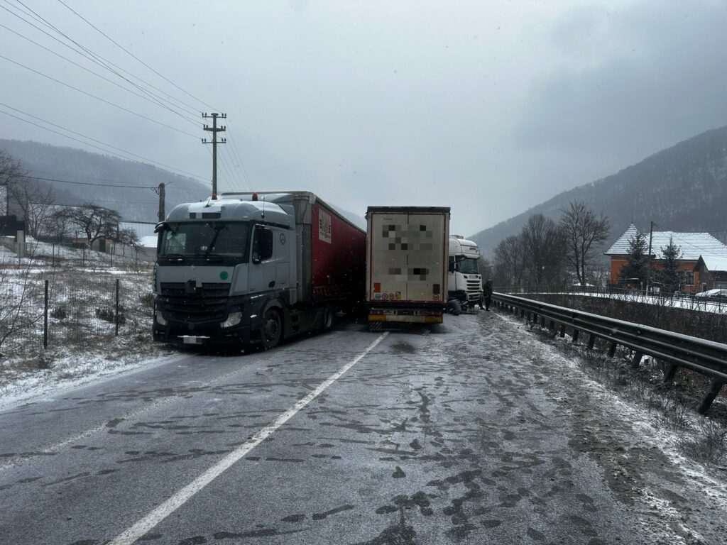 Trafic blocat pe DN 7CC – Centura Călimănești, după un accident între două autocamioane