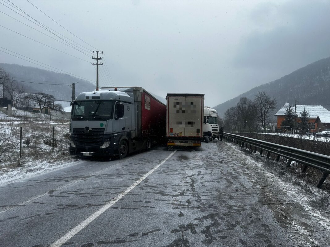 Circulația este blocată pe Centura Călimănești