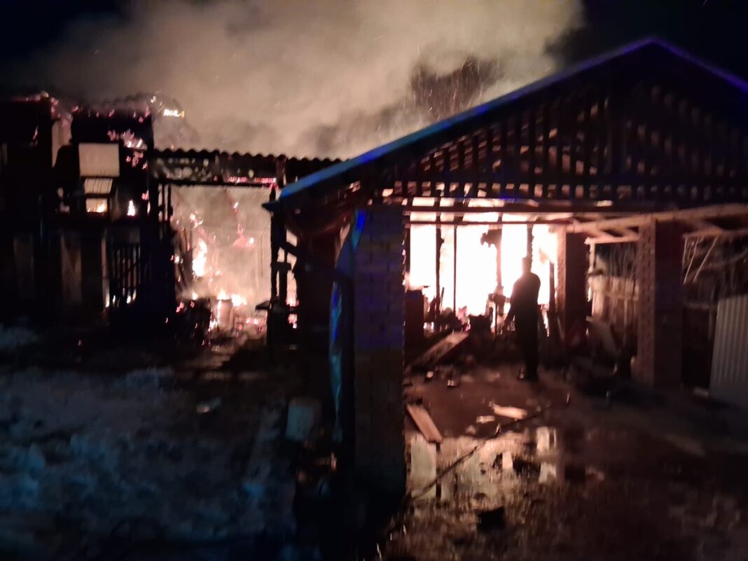 Focul a cuprins trei anexe din lemn, cauza probabilă fiind un scurtcircuit electric