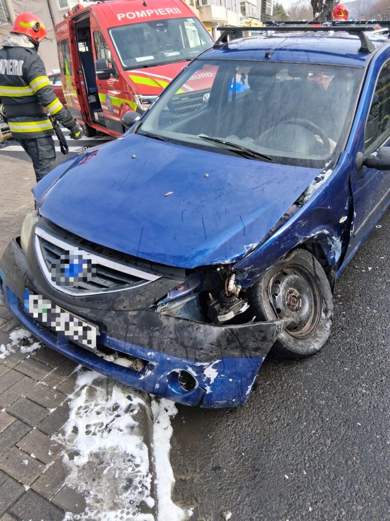 Accident rutier la Râmnicu Vâlcea: două persoane rănite după o neacordare de prioritate