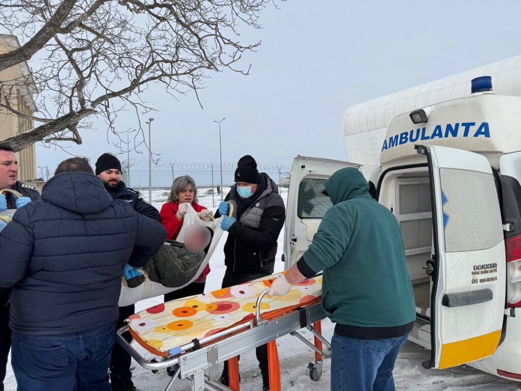 Craiova: Polițiștii ajută persoanele fără adăpost în zilele geroase