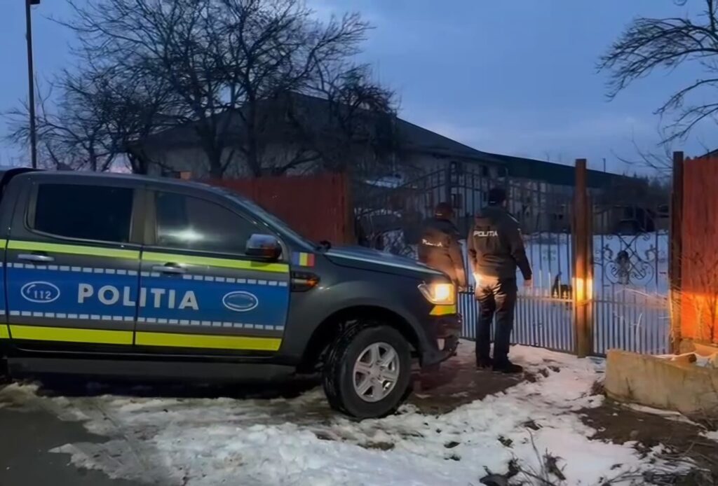 (VIDEO) Dosar penal pentru uciderea animalelor, deschis în Dolj. Doi câini găsiți morți în curtea unui bărbat din comuna Ghercești