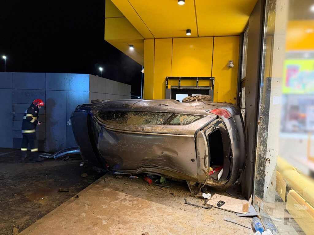 Accident spectaculos. Un bărbat fără permis a intrat cu mașina într-un stâlp și în peretele unui magazin