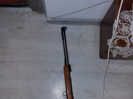 Armă neletală descoperită la locuința unui tânăr