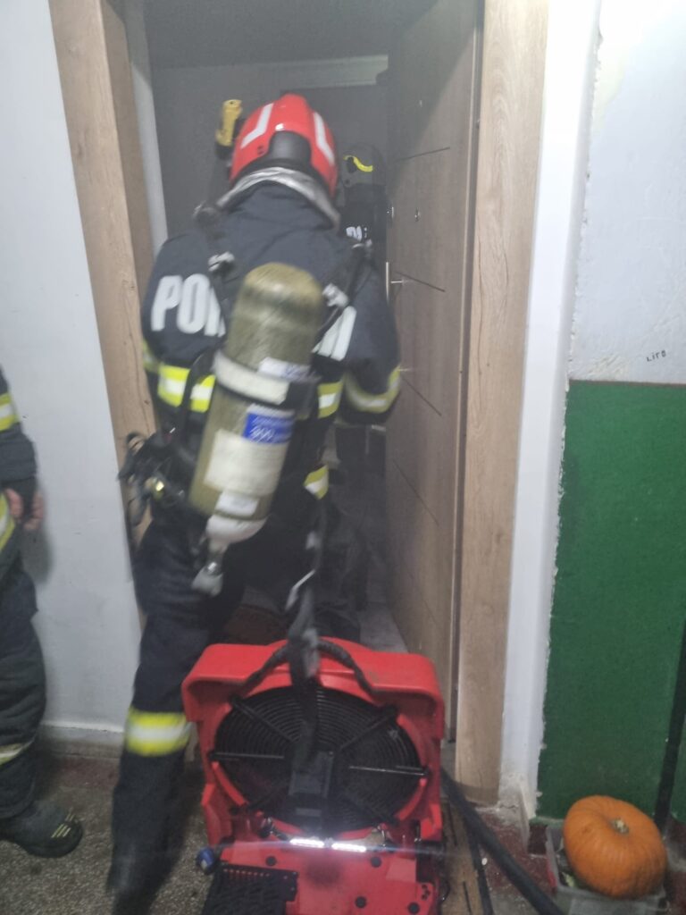 Incendiu într-un apartament din Craiova: foc izbucnit la hota din bucătărie