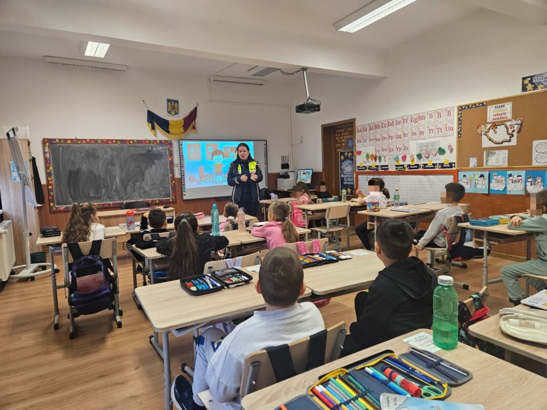 Polițiștii vâlceni, alături de elevi și părinți: activități pentru prevenirea delincvenței juvenile