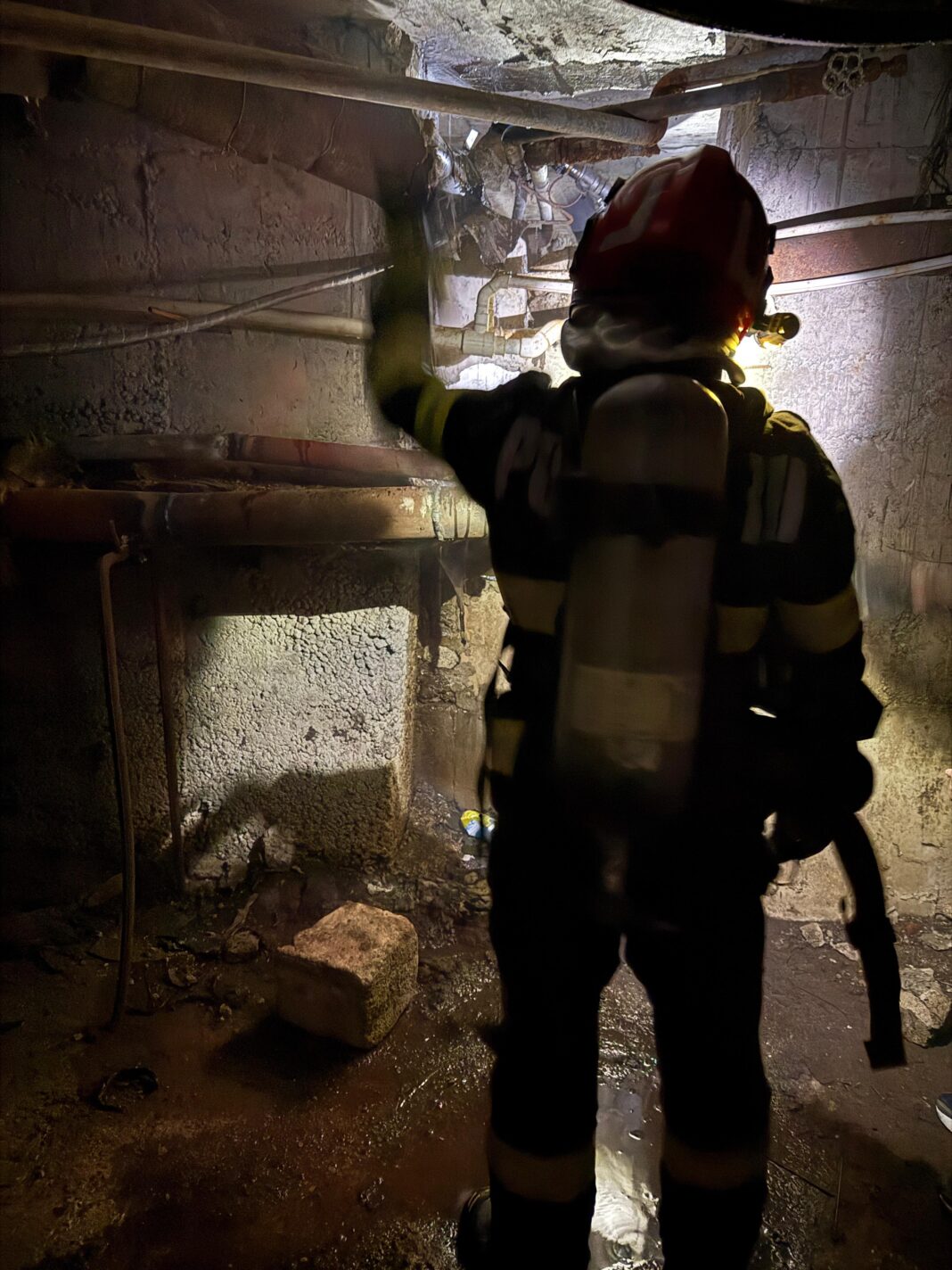 Degajări de fum în subsolul unui bloc din Râmnicu Vâlcea