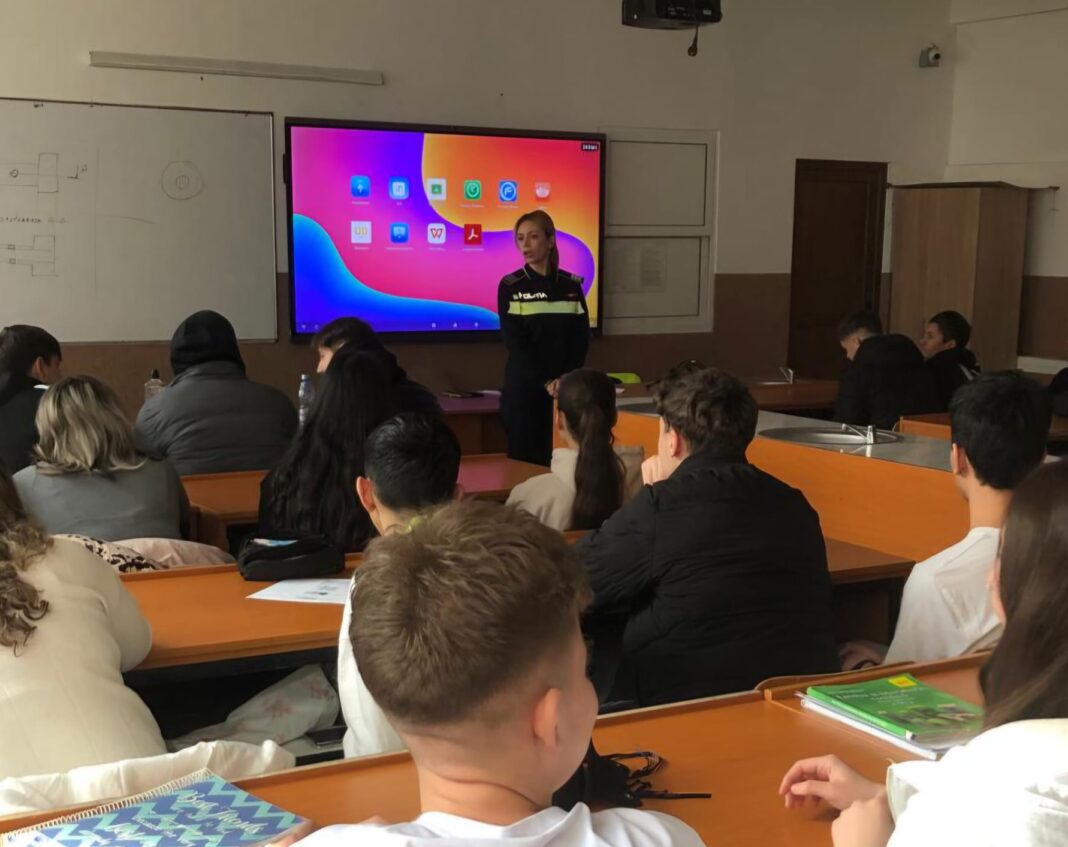 Polițiștii au organizat activități educativ-preventive la Drăgășani, Măciuca și Râmnicu Vâlcea