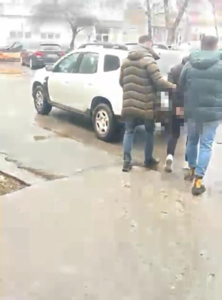 (VIDEO) Tânăr de 28 de ani din Craiova, reținut după ce a lovit un bărbat într-un magazin