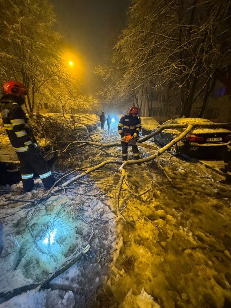 Intervenții în lanț ale pompierilor din Slatina, din cauza ninsorilor