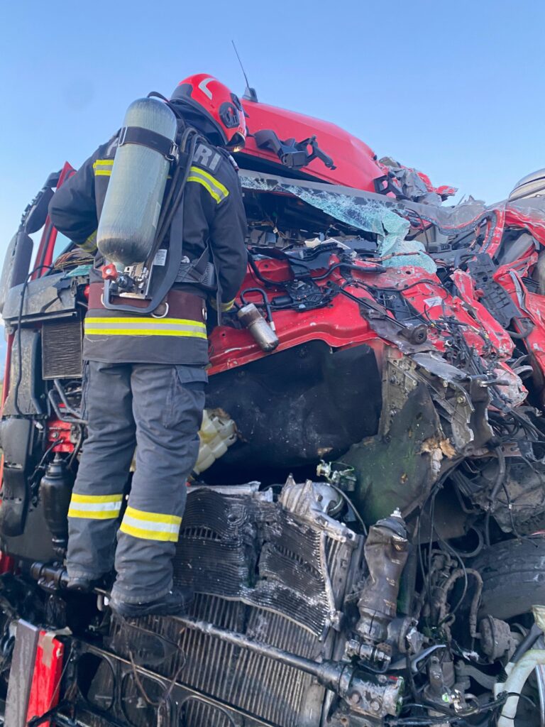 Accident mortal pe DN 56A: un șofer a murit după impactul dintre două TIR-uri