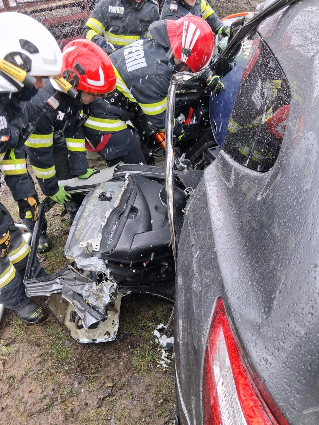 Autotren și autoturism implicate, traficul se desfășoară alternativ