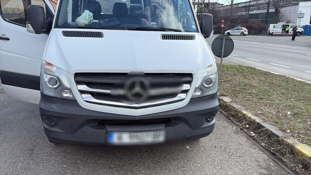 Mehedinți: Microbuz oprit pe DN6: aproape 10.000 de țigarete fără acte, descoperite de polițiști
