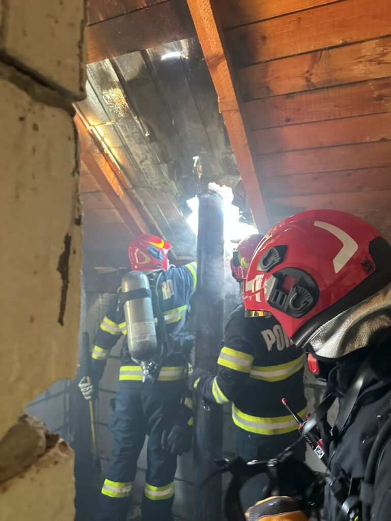Vâlcea: Incendiu la o casă din Vlădești