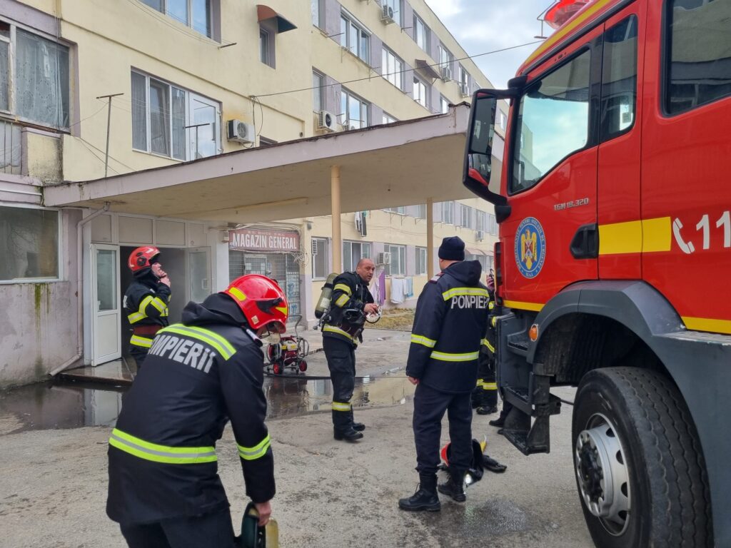 (VIDEO) Craiova: Explozie urmată de incendiu într-un apartament de pe strada Dâmbovița