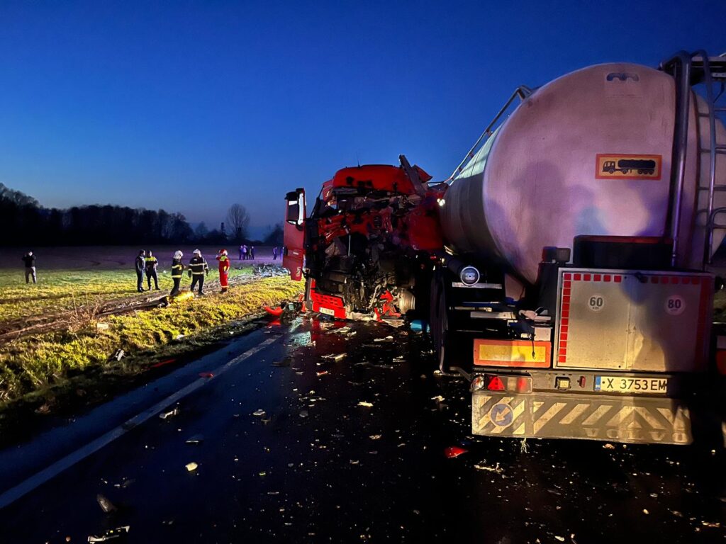 Mehedinți: Șofer bulgar, mort după ce autocisterna sa s-a ciocnit cu un TIR