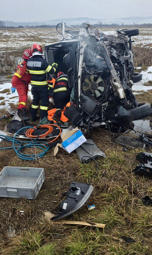 Un mort și doi răniți după ce un autoturism a pătruns pe contrasens și a lovit frontal o autoutilitară