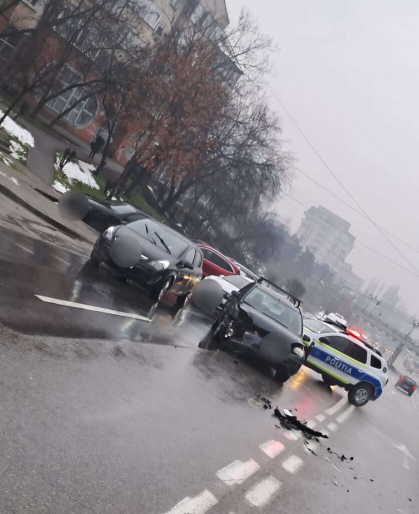 Șofer rănit după ce mașina lui a fost lovită de un alt conducător auto care nu i-a acordat prioritate, în Craiova
