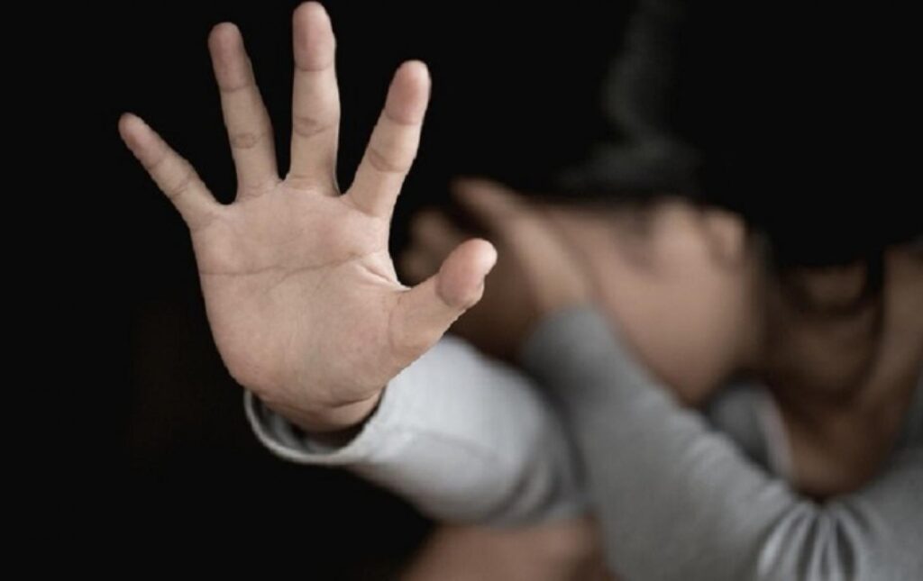 Elevă de 14 ani, agresată sexual de profesorul cu care făcea meditaţii