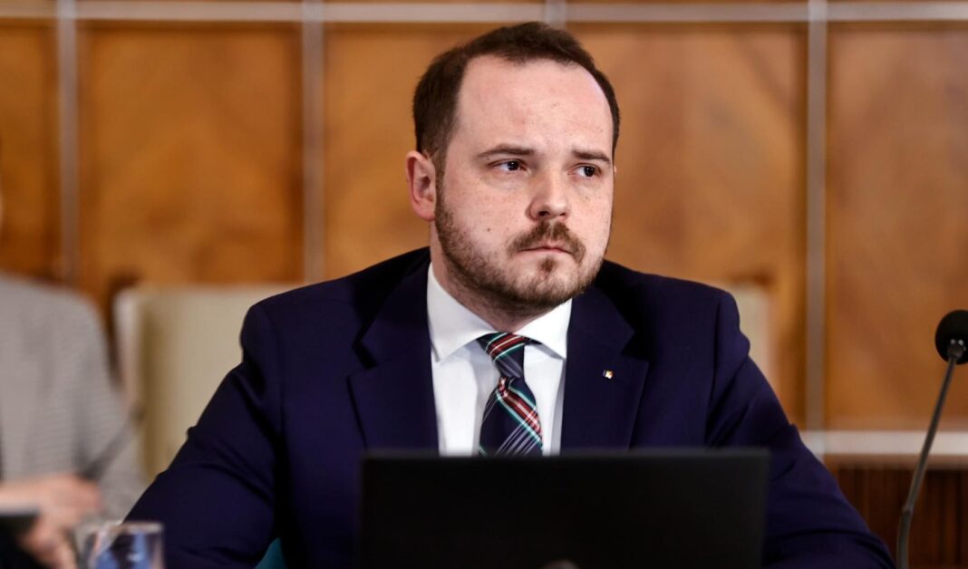 Alexandru Rogobete vrea concedierea medicilor care lucrează la privat când ar trebui să fie în spitalul public