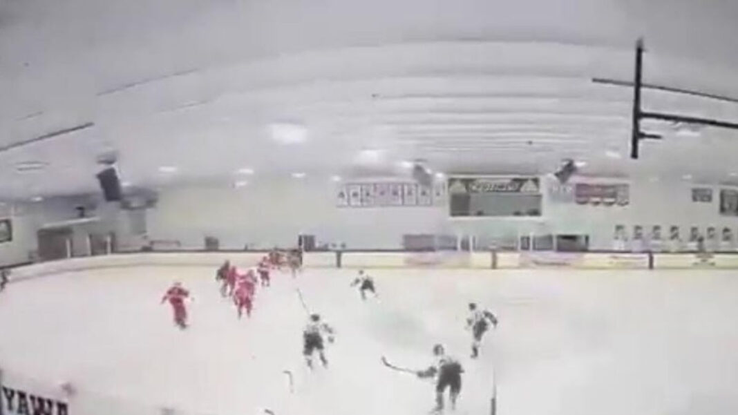 Atac armat în SUA: Trei morți la un meci de hochei pentru tineri 