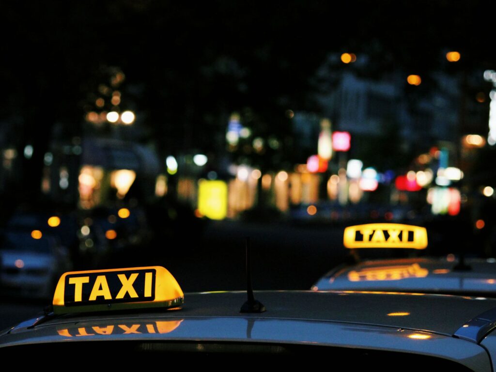 Agresiune și furt în taxi, la Târgu Jiu. Un tânăr, reținut după ce și-a atacat fosta concubină