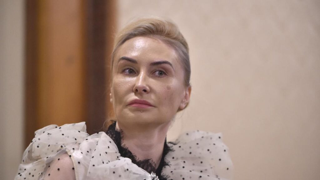Avocata care cerea mită și falsul general, trimiși în arest la domiciliu