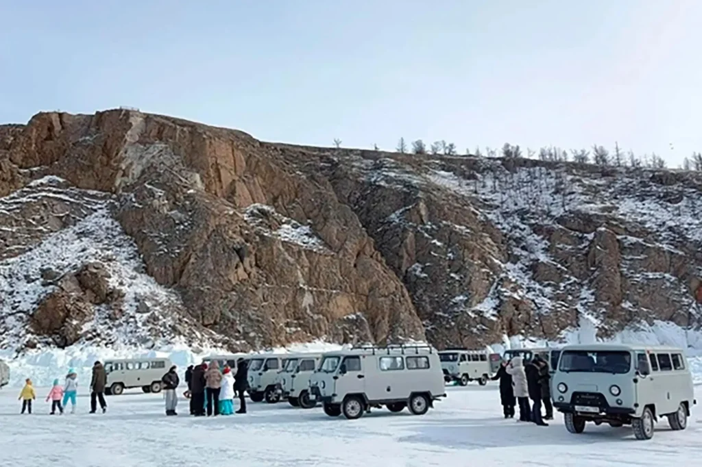 Opt morți după ce un microbuz cu turiști chinezi s-a scufundat în Lacul Baikal după ce gheața s-a rupt sub el