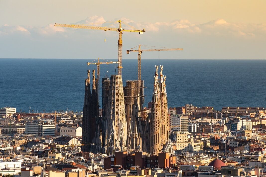 Barcelona dublează taxa pentru turişti