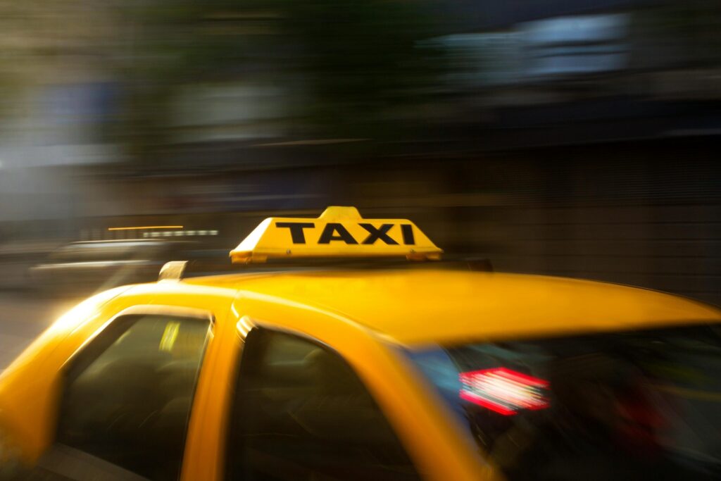 Reținut după ce a agresat și jefuit un taximetrist în Balș