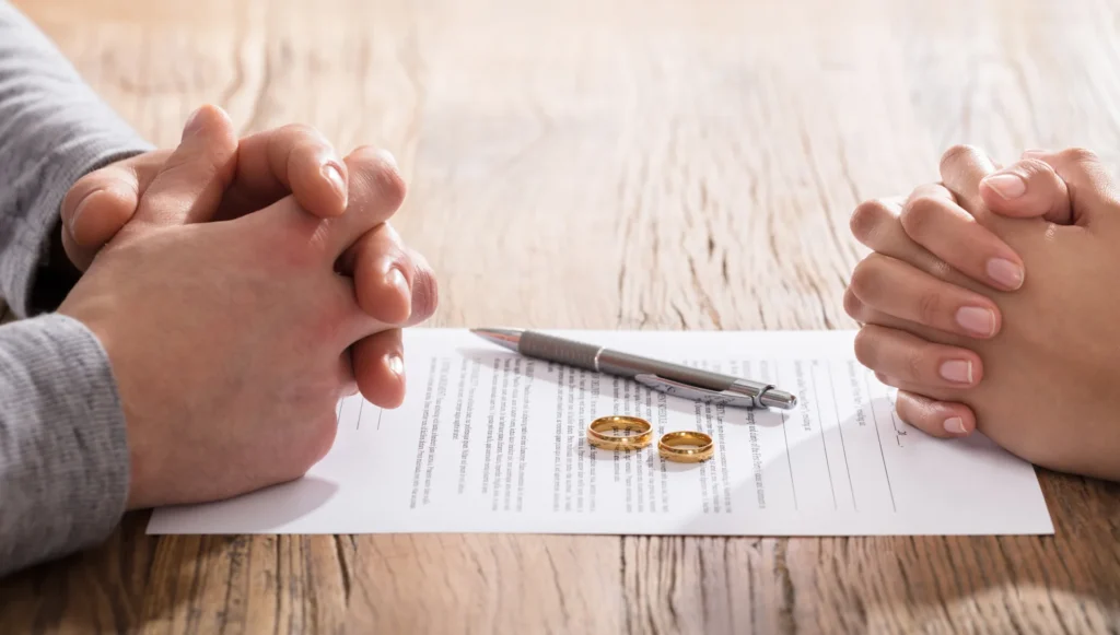 Românii își vor putea alege ce nume vor după divorț, fără aibă nevoie de acordul fostului soț