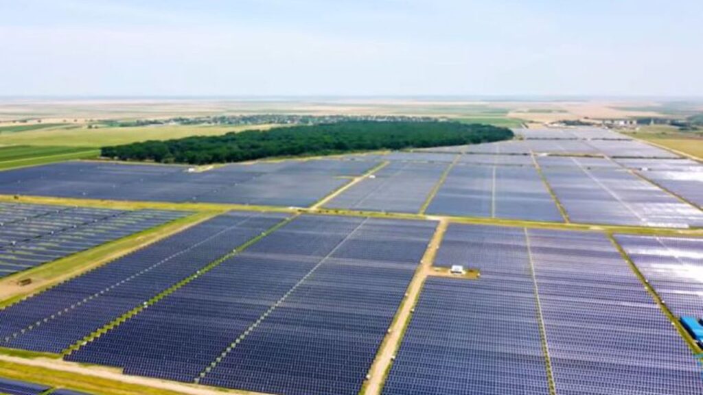 (VIDEO) Un nou parc fotovoltaic mare din Oltenia, controlat de o companie din China, a început producția de energie electrică