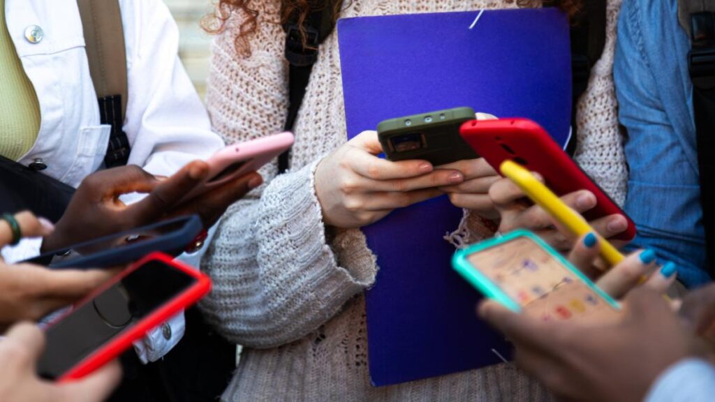 Grecia va interzice rețelele de socializare copiilor sub 15 ani