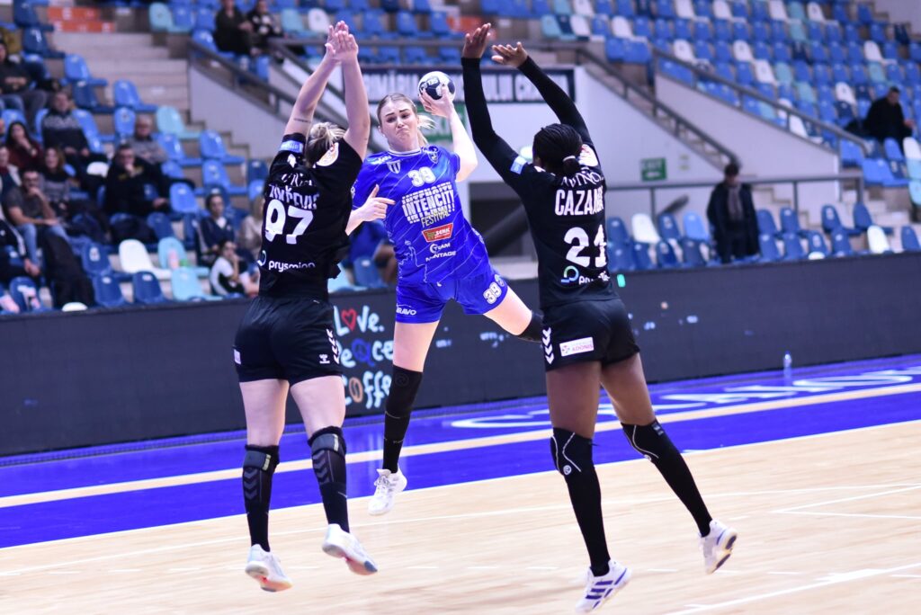 Handbal (f) / SCMU Craiova, calificare dramatică în sferturile Cupei! Buceschi a debutat cu dreptul