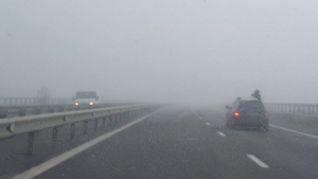 Ceaţă densă pe şoselele din mai multe judeţe