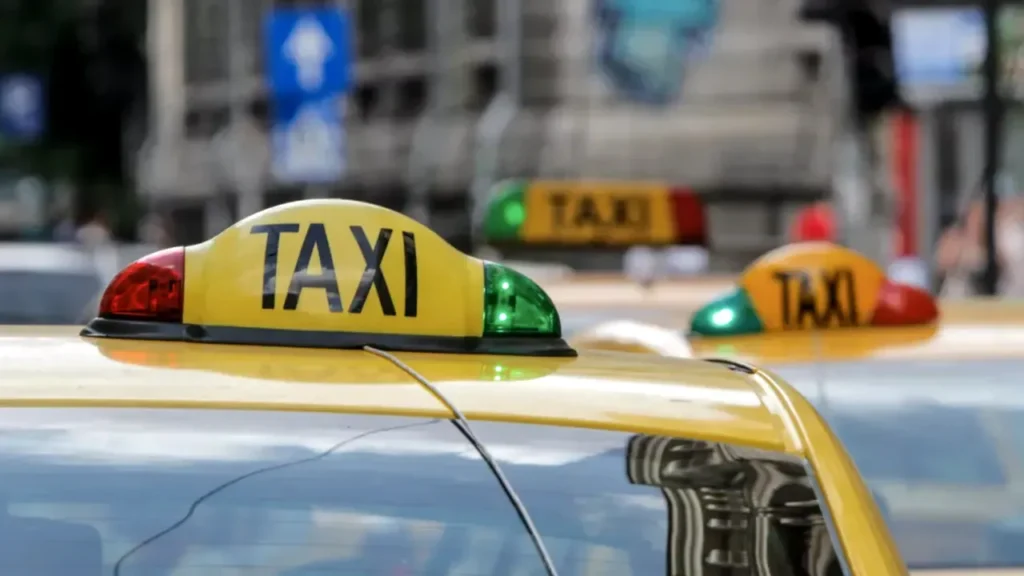 Taximetrist găsit mort în mașină pe o stradă din Bucureşti