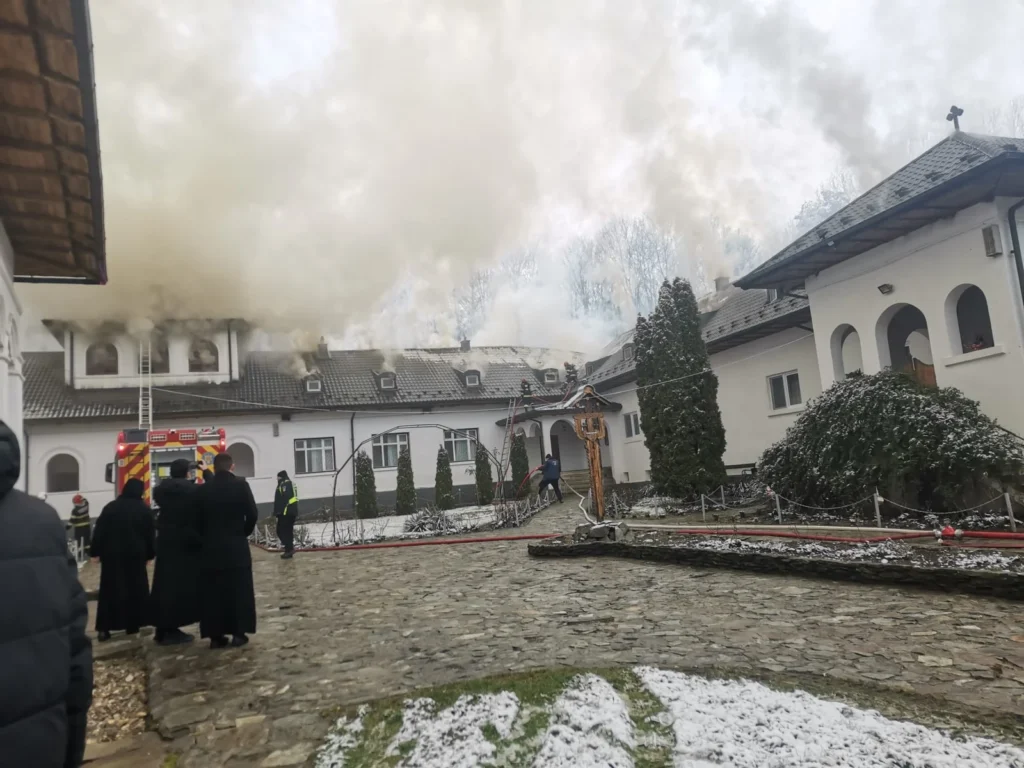 Incendiu la Mânăstirea Strâmba-Jiu, provocat de coșul sobei de la bucătărie