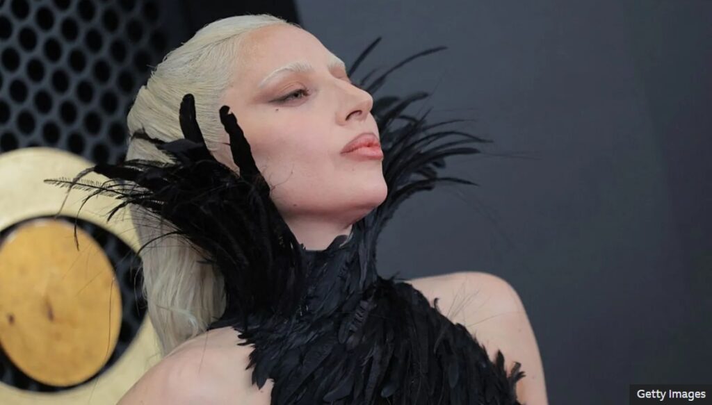 Lady Gaga a revenit la look-ul cu pene pe care l-a prezentat la ceremonia de anul trecut
