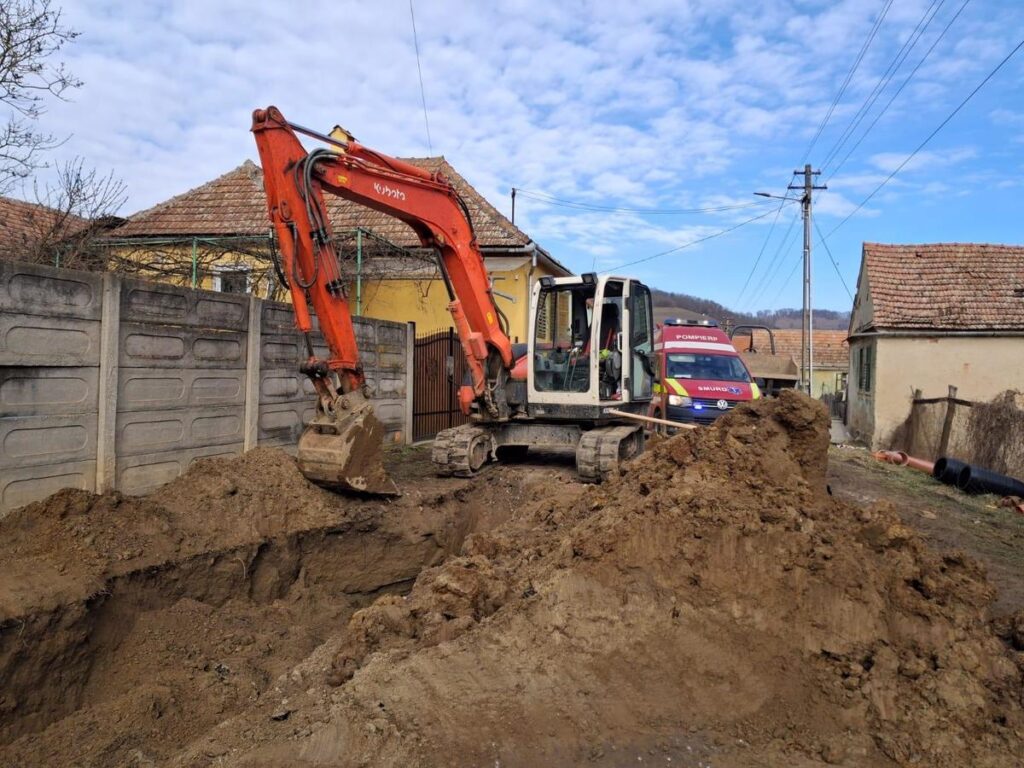 Muncitor salvat de pompieri după ce a fost prins sub un mal de pământ