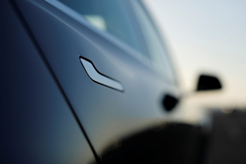 China interzice mânerele ascunse ale ușilor auto: Tesla și competitorii sub presiune