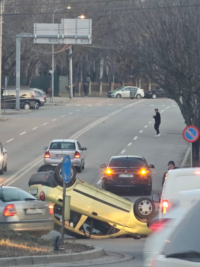 Accident spectaculos la Craiova: Un șofer s-a răsturnat cu mașina într-un sens giratoriu