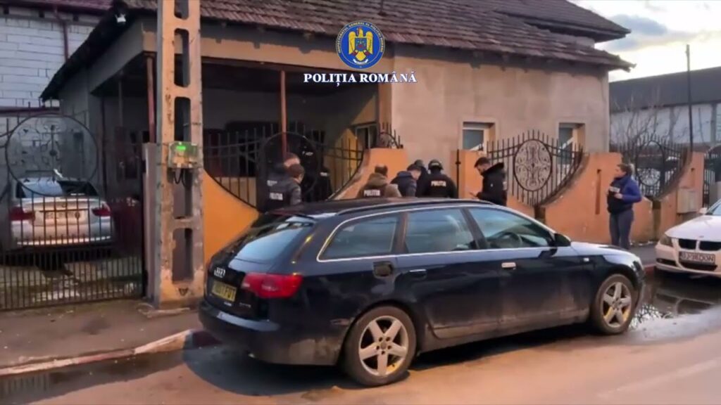 (VIDEO) Percheziții în Mehedinți și Dolj: Trei persoane suspectate de furt de bunuri electronice