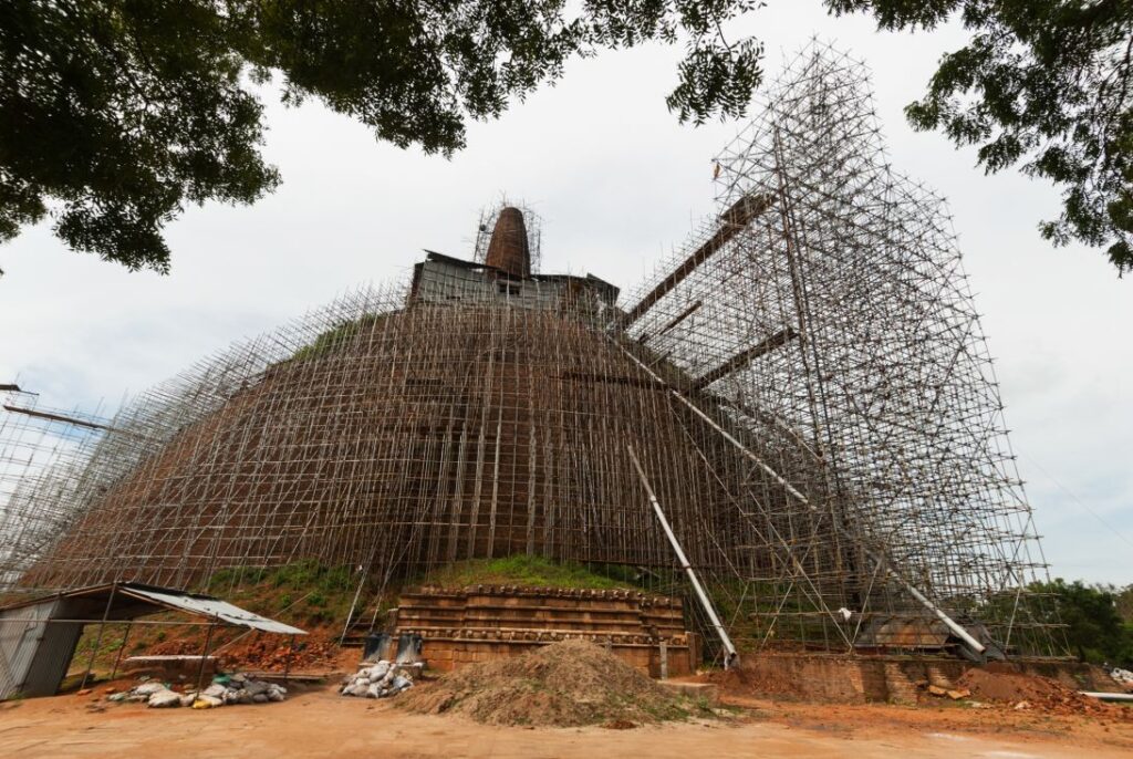 Lucrări de restaurare efectuate în 2010 la Abhayagiri Dagoba, o altă stupă la Anuradhapura