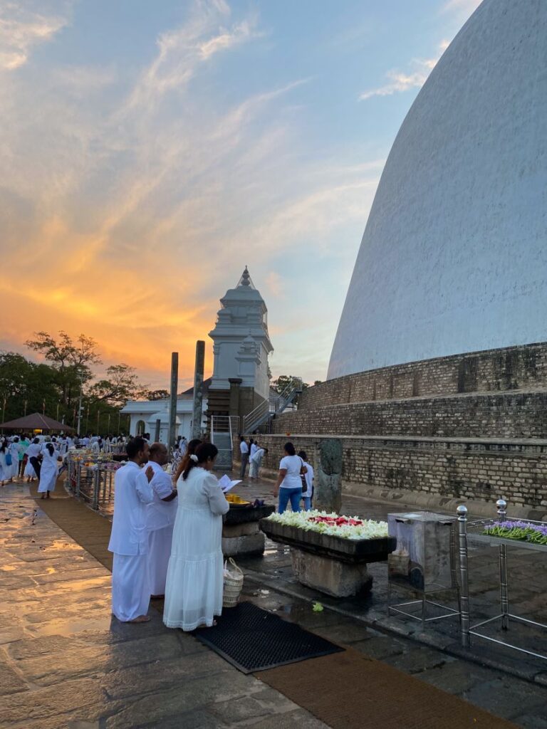 „Oamenii veneau să ofere robe, cărți, mâncare – orice – pentru a câștiga merite”, spune Godamune Pannaseeha, ofițer superior de arheologie din Anuradhapura