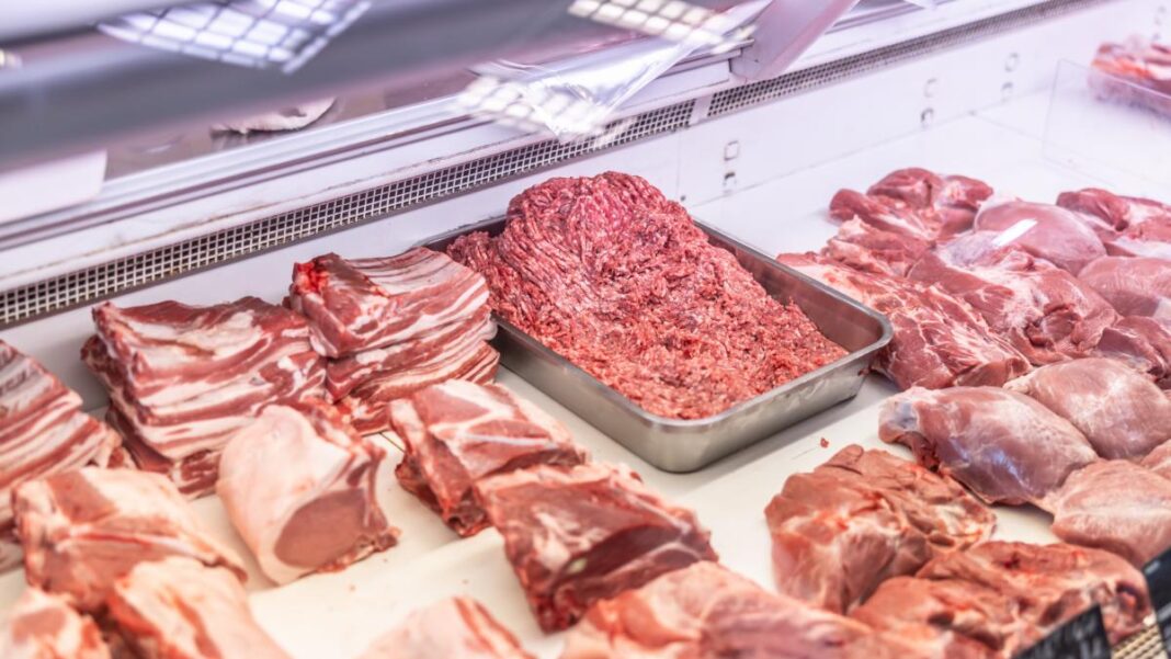Ministrul Agriculturii a anunțat că carnea de porc congelată nu va mai putea fi vândută ca proaspătă