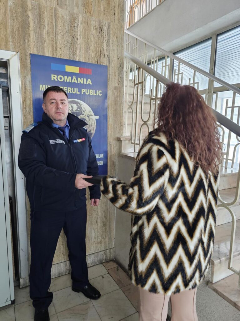 Mehedinți: Portmoneu cu bani și multe carduri uitat pe o bancă, găsit de un jandarm și restituit proprietarei